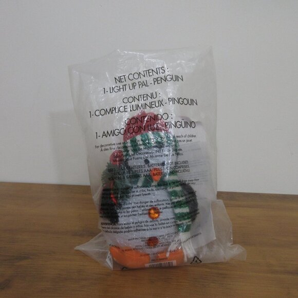 Avon Light Up Pal Penguin Green Wreath Color Changing Winter Decor Battery Oper - Picture 7 of 8